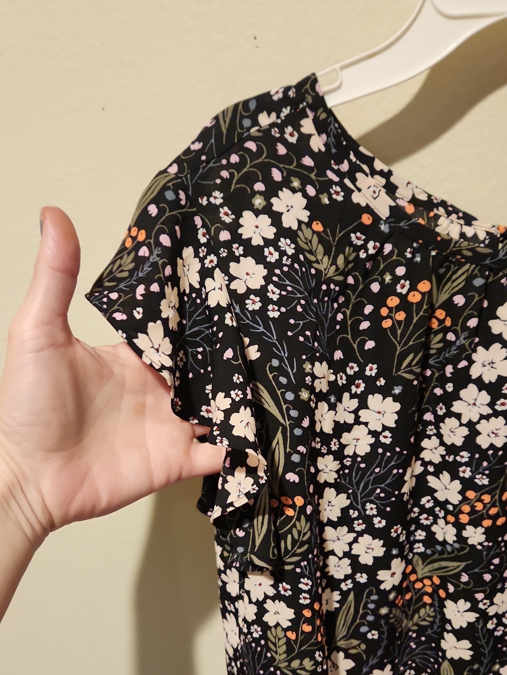 ❤️ NWT! LOFT FLORAL FLUTTER SLEEVE FLOWY BLOUSE / TOP, MEDIUM - Picture 3 of 10